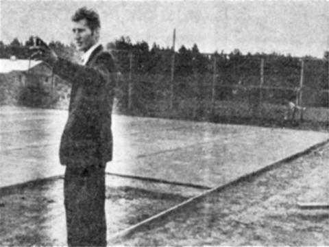 Liikuntaohjaaja Matti Hämäläinen selostaa tennisseuran ja -kentän syntyvaiheita rakenteilla olevalla kentällä.