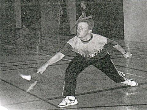 Mika Kukkonen uusi viimevuotisen mestaruutensa Virolahden Tennisseuran ja Kunnossa Kaiken Ikää -projektin järjestämässä sulkapalloturnauksessa.