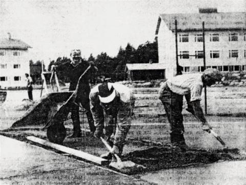 Tenniskentän tekoa vuonna 1963. Kuvassa Pertti Hinkkuri, Viljo Lautamies, Jukka Piispa, takana myllynhoitaja Aimo Lahti.