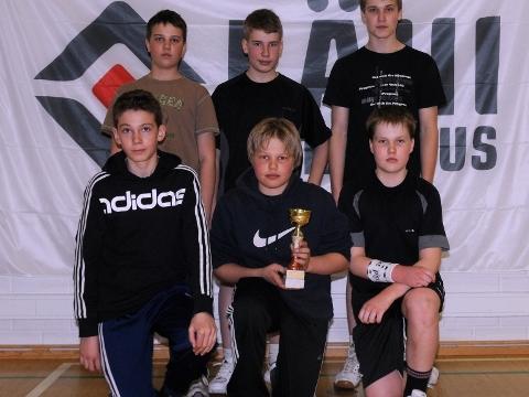 Juniorisarjan sulispeleihin osallistuivat takana vasemmalla, Jesse Heinonen, Hannes Tervonen ja Niklas Heinonen ja edessä Jukka Iivari, Kalle Elfving ja Jouni Väkiparta.